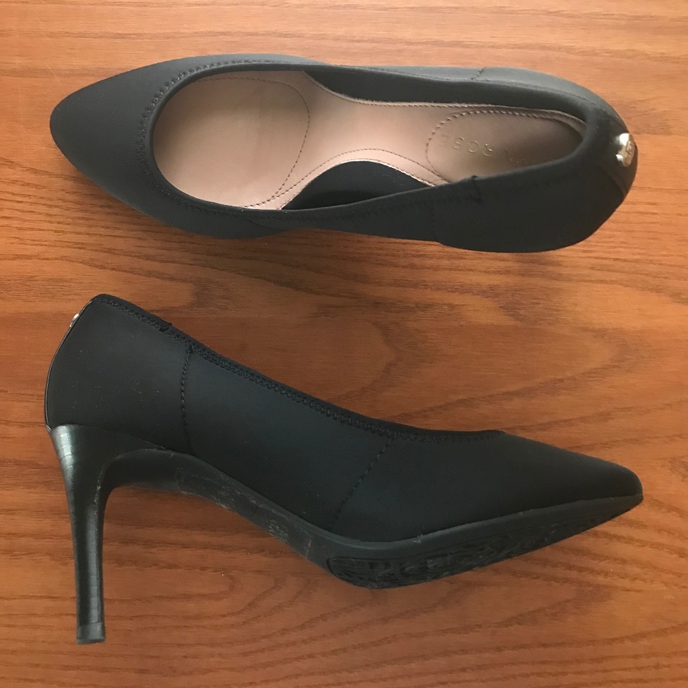 Taryn Rose Tess black pump size 5B